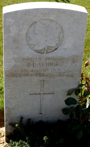 CWGC headstone for Pte Reginald Davidge.
