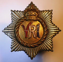 Guelphic crown cap badge with enameled â€œVRIâ€� in red, white and blue.